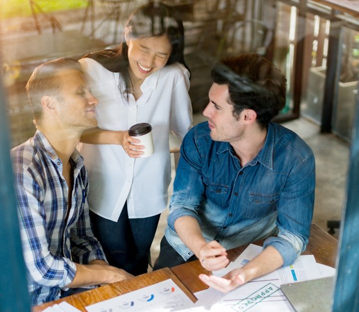 Échange en présentiel entre un consultant et des chefs d'entreprise